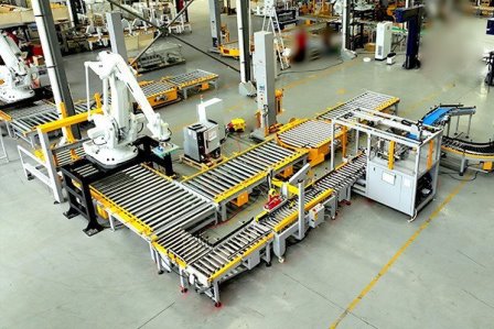 Robot-ABB-gap-can-nhua-xep-len-pallet-tu-dong-